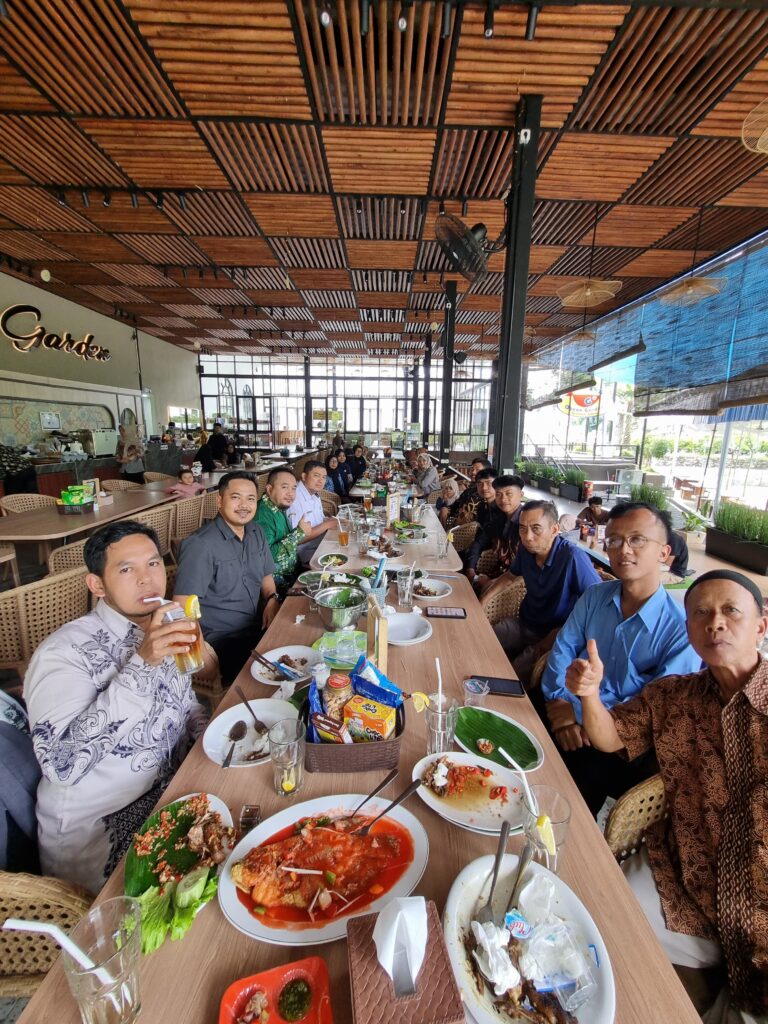 Halal Bihalal Guru dan Karyawan SMP Muhammadiyah 3 Kepanjen Pererat Silaturahmi dan Kebersamaan